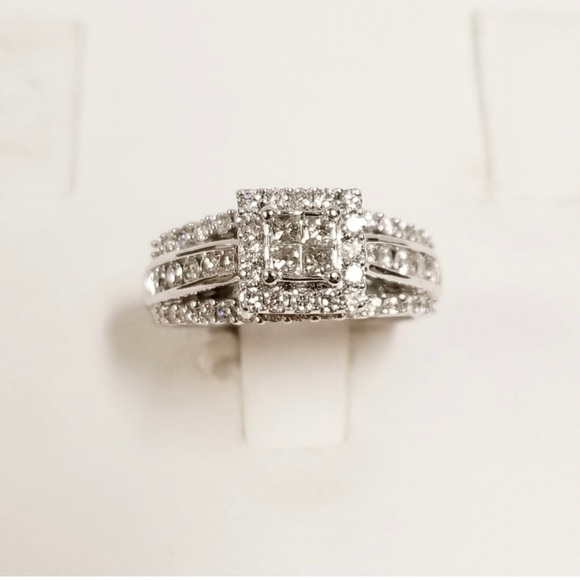 10K Halo Diamond Ring - Picture 4 of 11
